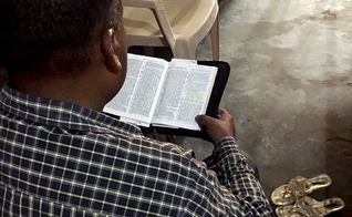 O pastor Biswas foi espancado por dez homens por causa de seu ministério na Índia. (Foto: Portas Abertas)