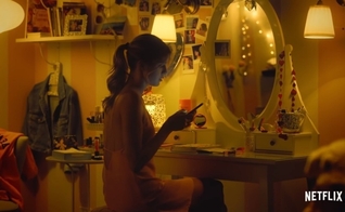 Para os especialistas, a Netflix promove o tráfico sexual insistindo em transmitir a série 'Baby'. (Foto: Reprodução).