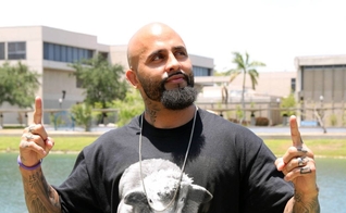 Rene Martinez abandonou a criminalidade e hoje é um evangelista que visita presídios, reformatórios e batiza pessoas nas ruas. (Foto: miamiherald.com) 