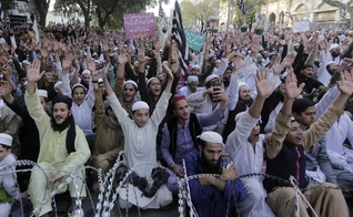 Muçulmanos durante protesto contra a absolvição de Asia Bib em Lahore, no Paquistão. (Foto: Rahat Dar/EPA)