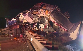 Os dois saíram do veículo poucos segundos antes de ser totalmente destruído. (Foto: Reprodução/Fox 8)