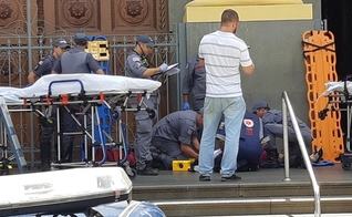 Vítimas são atendidas pelo Samu e Bombeiros, na Catedral Metropolitana. (Foto: Johnny Inselsperger/EPTV)