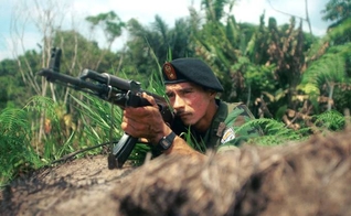 Guerrilheiro das Forças Armadas Revolucionárias da Colômbia (Farc) é fotografado na Colômbia. (Foto: Carlos Villalon/Getty Images)