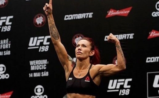 Cris Cyborg é campeã do UFC e entra nos ringues de suas lutas com músicas gospel. (Foto: MMA4Ever)