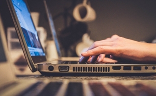 Há quem pense que não afeta a vida de outras pessoas quando "apenas assiste" pornografia na internet, mas pode estar sustentando um mercado criminoso. (Foto: John Schnobrich/Unsplash)
