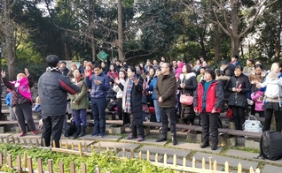 Membros da Igreja Early Rain Covenant durante culto em praça pública na China. (Foto: Pray for Early Rain Covenant Church)