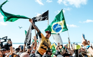 Gabriel Medina se tornou bicampeão do Circuito Mundial de Surfe em Pipeline, no Havaí. (Foto: Ed Sloane Photo/WSL)