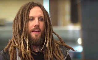 Brian “Head” Welch voltou a ser guitarrista do Korn em 2013. (Foto: Reprodução)