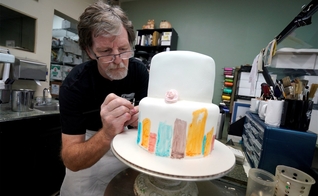 Confeiteiro Jack Phillips decora um bolo em sua loja, Masterpiece Cakeshop, em Colorado. (Foto: Rick Wilking/Reuters)