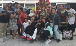 Deise Cipriano, do Fat Family, ao lado de amigos e familiares no dia em que recebeu alta do hospital. (Foto: Reprodução/Instagram)