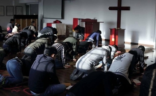 Membros da igreja Early Rain Covenant Church em momento de oração. (Foto: Reprodução/Facebook)