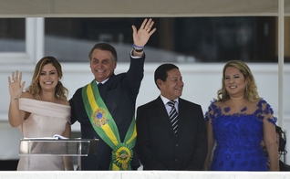 Presidente Jair Bolsonaro, saúda o público depois de receber a faixa presidencial de Michel Temer, no parlatório do Palácio do Planalto. (Foto: Marcelo Camargo/Agência Brasil)