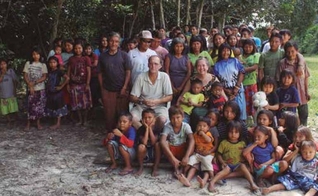 Casal de missionários norte-americanos Steve e Robin Campbell com índios da etnia jamamadi, no sul do Amazonas. (Foto: Divulgação)