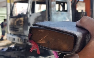 Bíblia foi o único objeto que se salvou no veículo incendiado. (Foto: Dorian Girão/TV Jangadeiro)