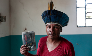 Pastor Edimar Pereira na igreja que lidera na aldeia Córrego do Meio, onde a população é majoritariamente evangélica. (Foto: Ian Cheibub/Folhapress)