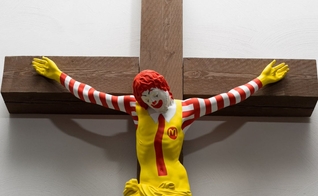 “McJesus”, criado pelo artista finlandês Jani Leinon, em exposição no Museu de Arte de Haifa. (Foto: Vilhelm Sjöström)