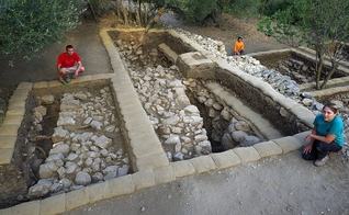 No terraço superior de Quiriate-Jearim, uma parede maciça foi desenterrada abaixo do solo superficial. (Foto: Escavações da Família Shmunis em Quiriate-Jearim)