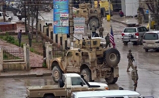 Imagem de um vídeo obtido pela AFPTV mostra as tropas dos EUA reunidas no local do ataque em Manbij, na Síria. (Foto: AFP)