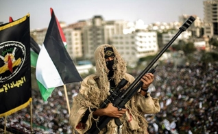 Terrorista palestino segura armamento pesado. (Foto: Alaraby)