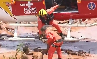 Imagens de Corpo de Bombeiros trabalhando em resgate em Brumadinho. (Foto: Reprodução/Record)