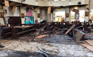 Soldado dentro de uma catedral católica em Jolo, capital da província de Sulu, no sul das Filipinas. (Foto: AP)
