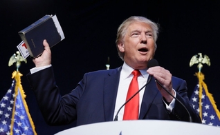 Trump segura sua própria Bíblia durante discurso, em Washington, EUA. (Foto: CNN)