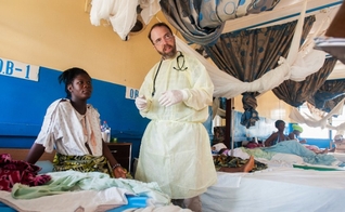 Dr. Rick Sacra foi exposto ao vírus Ebola enquanto cuidava de mulheres grávidas na Libéria. (Foto: Steven King Photos/Worcester Magazine)