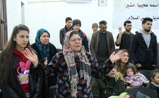 Membros durante culto na Igreja dos Irmãos em Kobani, na Síria. (Foto: NBC News)