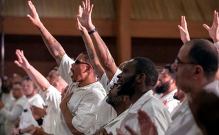 Detentos durante culto na Coffield Unit, prisão de segurança máxima no Texas. (Foto: Gateway Church)