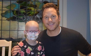 O ator Chris Pratt ao lado de Paige, uma menina com o sistema imunológico comprometido. (Foto: Reprodução/Instagram)