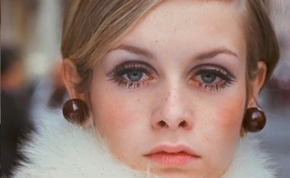 Eternizados pela lendária modelo Twiggy, o olhão carregado com rímel segue em alta. (Foto: Getty Images)