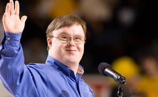 Frank Stephens tem síndrome de Down e se tornou uma voz poderosa contra o aborto, em todo o mundo. (Foto: Daily Wire)