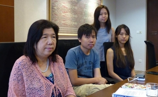 Susanna Koh (esquerda) e seus filhos continuam com esperanças de que o pai esteja vivo. (Foto: ST FILE)