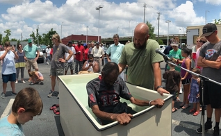 Keith Akins batiza homem em um estacionamento no centro de Birmingham, Alabama. (Foto: Reprodução/Baptist Press)