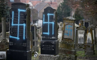 80 sepulturas foram vandalizadas em um cemitério judeu, perto de Estrasburgo, na França. (Foto: Reuters/Vincent Kessler)
