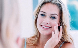 Cosméticos com efeito Cinderela promovem um lifting temporário no rosto. (Foto: iStock)