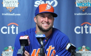 Tim Tebow foi destaque na Liga de Futebol Americano e hoje atua com bom desempenho no time de beisebol dos Mets. (Imagem: Reprodução)