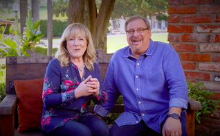 Rick e Kay iniciaram a Igreja Saddleback em Lake Forest, na Califórnia, em 1980. (Foto: Reprodução/Youtube)