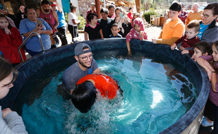 O pastor de jovens, Craig Blaylock, batiza membro da igreja que foi atingida por um tornado. (Foto: AP/Rogelio V. Solis)