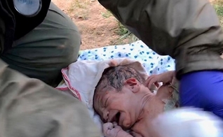 Médicos com formação militar ajudam a fazer partos de mulheres que fugiram do Estado Islâmico. (Foto: David Eubank/ Free Burma Rangers) 