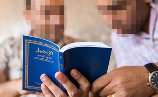 Missionário mostra tradução da Bíblia para homem no Oriente Médio. (Foto: Give to Cru)