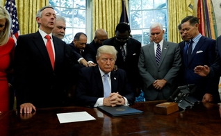 Líderes religiosos oram pelo presidente dos EUA, Donald Trump, no Salão Oval da Casa Branca. (Foto: Reuters/Kevin Lamarque)