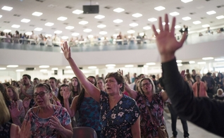 Fiéis em culto na Igreja da Assembleia de Deus Vitória em Cristo, no Rio de Janeiro. (Foto: AP/Leo Correa)