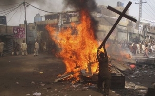 Muçulmanos fazem protesto violento contra cristãos no Paquistão. (Foto: ICC)