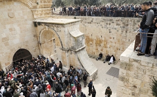 Muçulmanos palestinos entram no Portão Dourado, na Cidade Velha de Jerusalém. (Foto: Ammar Awad/Reuters)