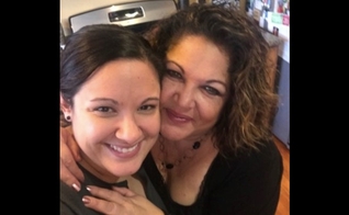 Deanna Mckeehan (direita) e sua filha mais velha, já com 30 anos. (Foto: Pinterest)