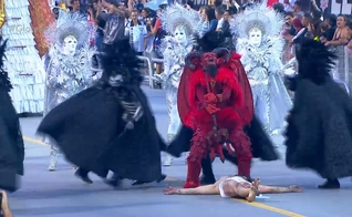 Em seu enredo "A saliva do santo e o veneno da serpente", A Gaviões da Fiel encenou "Jesus sendo derrotado pelo diabo", o que gerou revolta nas redes sociais. (Imagem: Reprodução - Rede Globo)