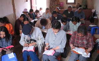 Chineses participam de culto em igreja doméstica. (Foto: Portas Abertas - EUA)