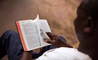 Imagem ilustrativa. Cristão vivenciou milagre ao ler a Bíblia durante ataque. (Foto: Wycliffe Bible Translators)