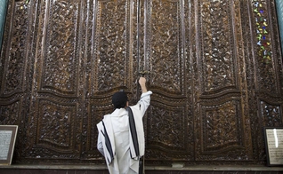 Judeu durante as orações da manhã na Sinagoga Youssef Abad em Teerã, capital do Irã. (Foto: Behrouz Mehri/AFP/Getty Images)